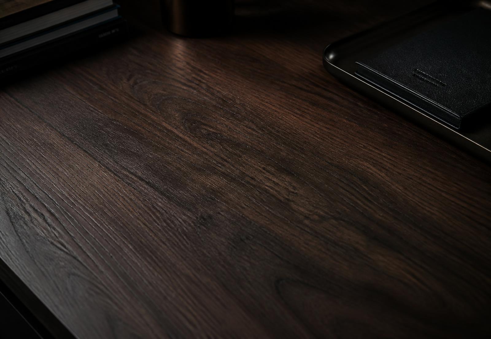 Plateau à décor bois au grain marqué